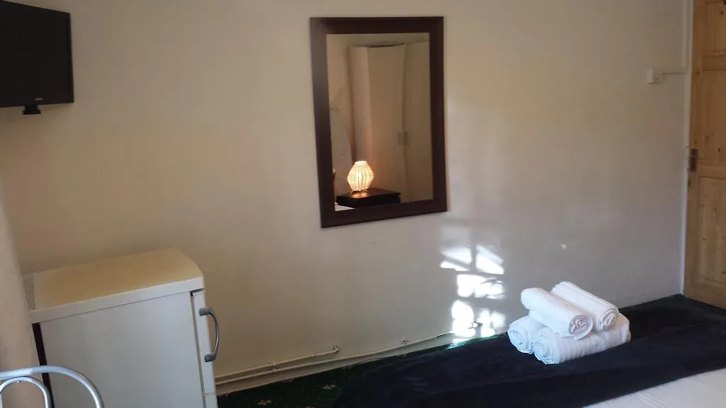 Whitechapel Rooms Hostel